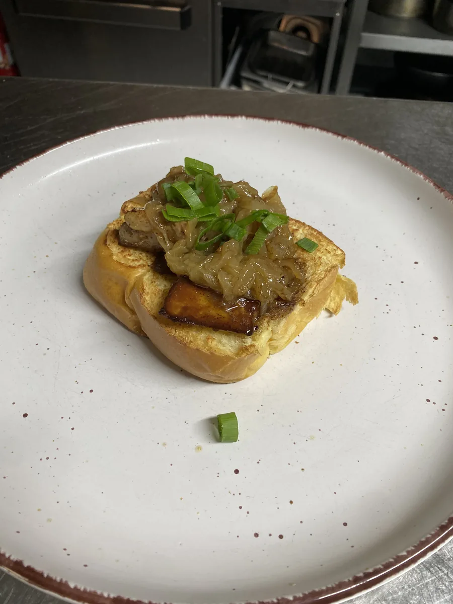 Brioche con foie servido en Le Bistrot