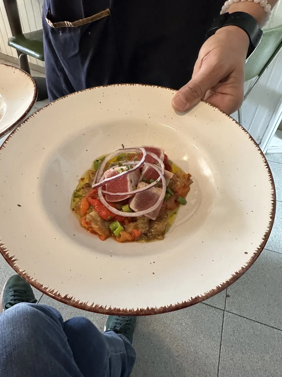 Plato de temporada para el menu del dia en Le Bistrot