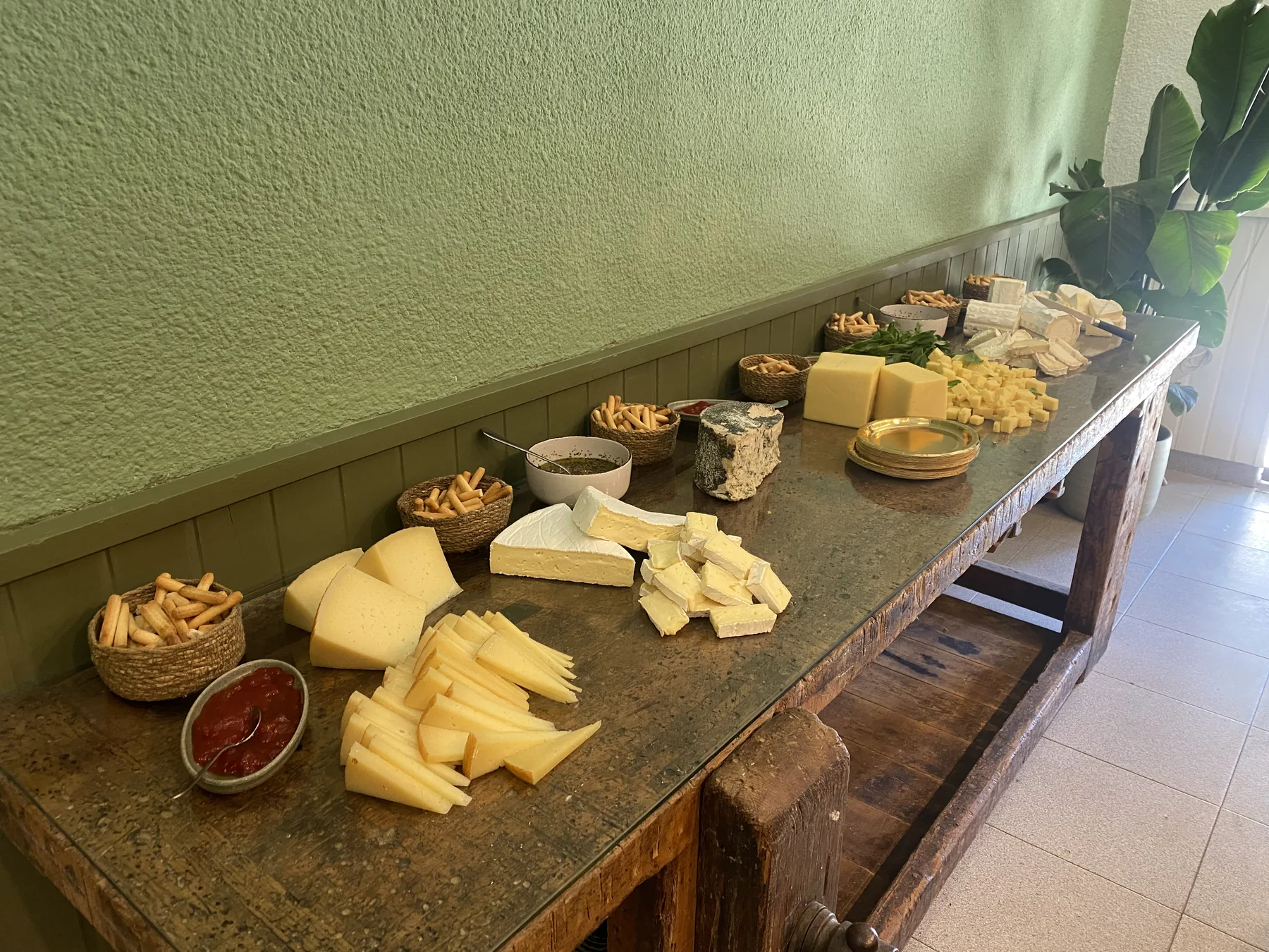 Mesa de Le Bistrot con quesos, pan y platos para compartir