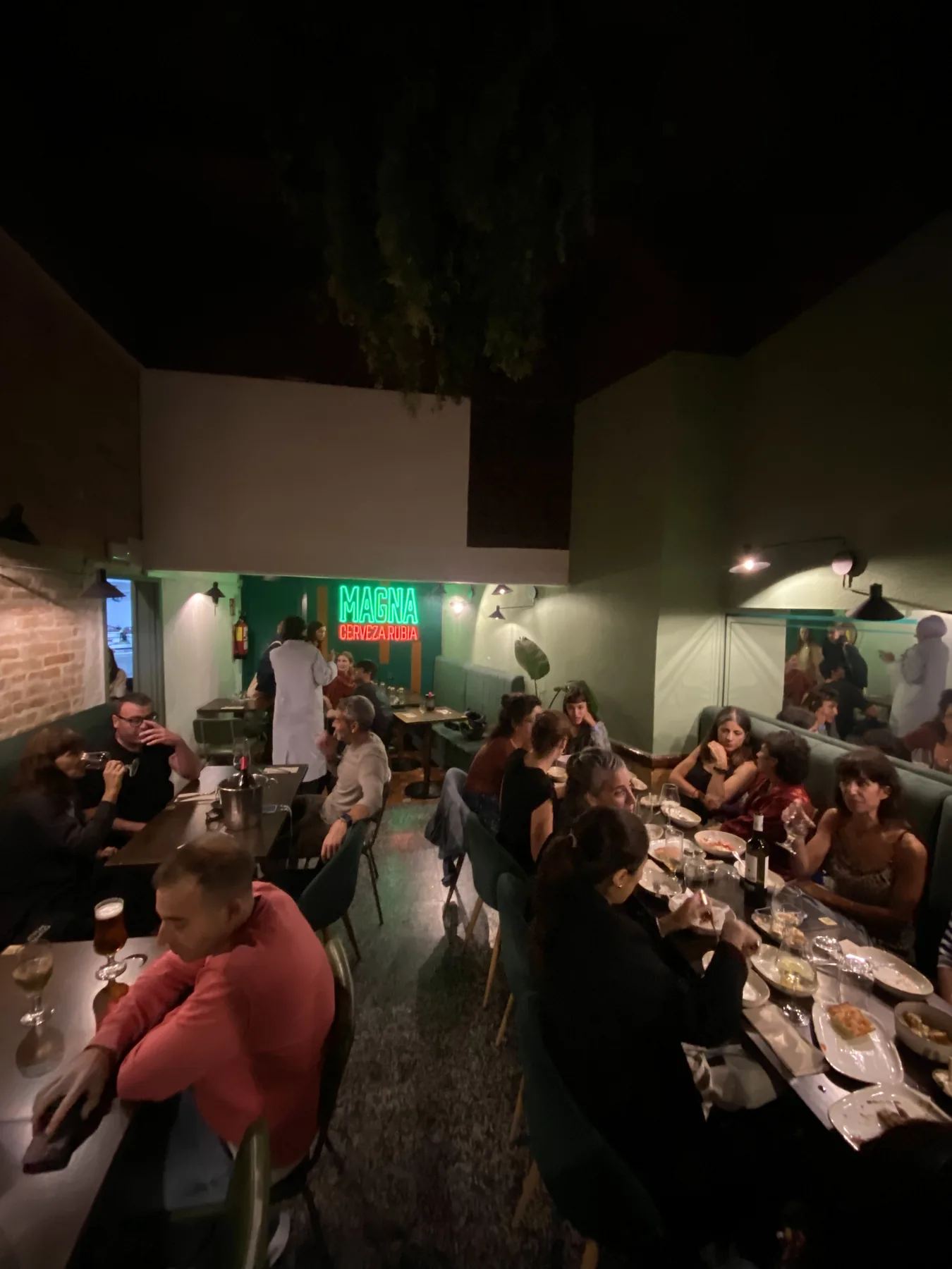 Cena de grupo en Le Bistrot con varias mesas en servicio