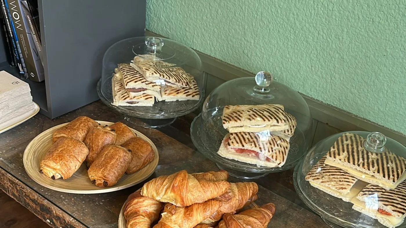 Bocadillos, focaccia, croissants y pain au chocolat en Le Bistrot