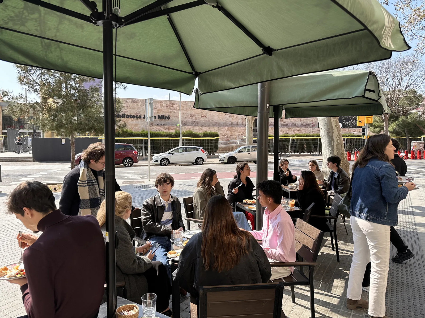 Terraza de Le Bistrot con clientes en Barcelona